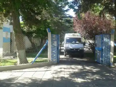 A sillazos y patadas: el ataque de un preso que enfureció a los guardias