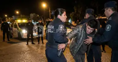 En pleno traslado, intentó quitarle el arma a un policía en Orán
