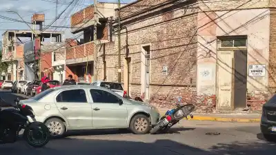 Colisionaron en el microcentro y el rodado menor quedó derribado sobre el asfalto