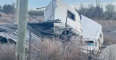 Impacto frontal entre dos camiones en General Alvear: la cabina quedó destruida y hay cuatro heridos
