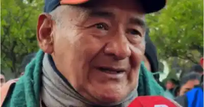 El pedido que un abuelito peregrino no pudo terminar sin llorar