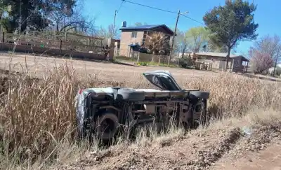 Volcó en plena avenida y quedó atrapado dentro de un canal de desagüe