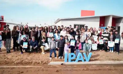 Catriló celebró su 129° aniversario con la entrega de 20 viviendas: el emotivo momento de las familias