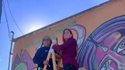 Muralistas catamarqueñas venden sus obras para viajar a un encuentro en Uruguay