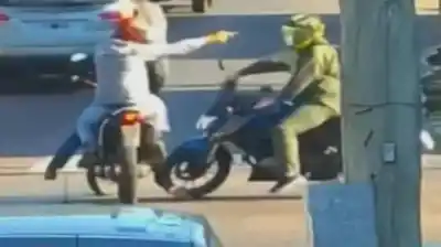 Robo a mano armada en plena hora pico: la aterradora escena que captó una cámara en Lomas de Zamora