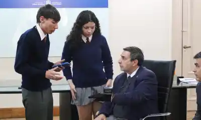 Un guante que monitorea el Parkinson: el proyecto de estudiantes de Río Seco que llegó al Ministerio de Salud