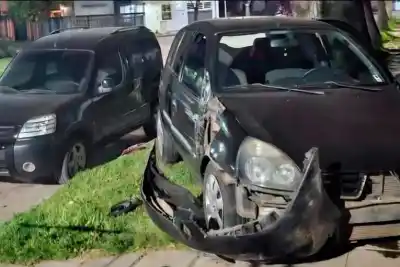 Perdió el control y chocó contra una camioneta, un árbol y un cartel en plena madrugada
