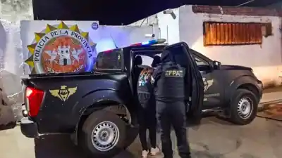 Tenía un pedido de captura y lo que le encontraron en plena calle lo complicó aún más