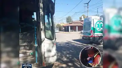 Se descompensó en el colectivo y los policías le salvaron la vida en el pasillo