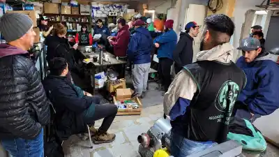 Trabajadores de mantenimiento escolar de Santa Cruz denuncian a Vidal y se declaran en alerta