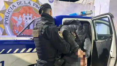 Una pareja dormía en plena calle y la Guardia Local les pidió que se fueran: lo que pasó después