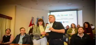 Llaryora visitó Villa Ascasubi y anunció una inversión que cambiará la costanera