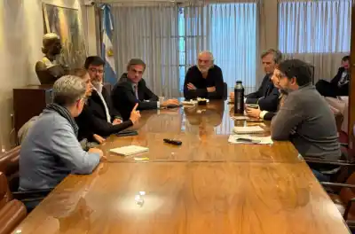 Cobran un impuesto en cada carga de combustible: tres legisladores se reunieron con Vialidad y destaparon un dato