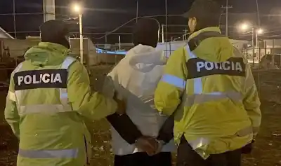 Intentó atacar a la policía con un cuchillo en un control preventivo: lo que encontraron después