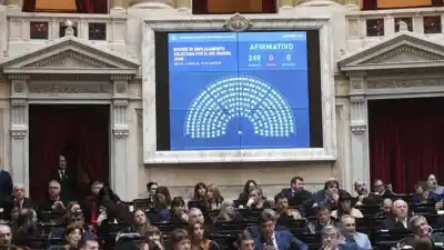 Se sentaron a debatir dos leyes clave, pero antes tuvieron que hacer algo inédito