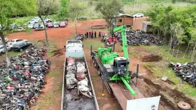 La chatarra acumulada que la Policía saca de los predios de Oberá y el destino inesperado