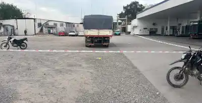 Un camión la atropelló en el playón de una YPF de Banda del Río Salí: lo que pasó después