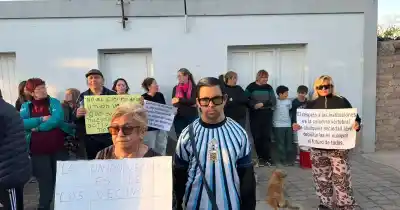 Los vecinos de Villa Novoa reabrieron su unión vecinal tras 14 años, pero un nombre inesperado complicó todo