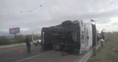 Acceso Sur colapsado: un camión volcó en plena hora pico y dejó un panorama caótico