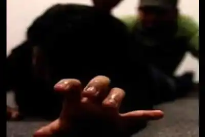 La citaron a la escuela con la promesa de unos libros: lo que pasó adentro terminó con un ordenanza detenido