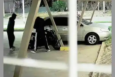 Compró su moto 0 km con mucho esfuerzo, pero al día siguiente unos ladrones le arrancaron algo clave