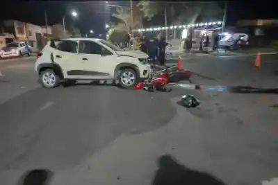 Choque entre auto y moto en Paraná: dos heridos y un operativo que se activó de inmediato