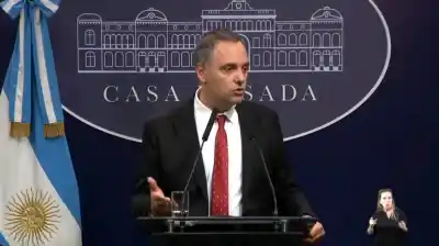 Adorni rompe el silencio: una conferencia que generó más preguntas que respuestas