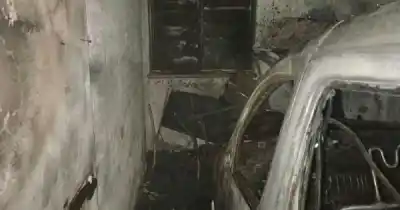 Se prendió fuego el auto en la cochera y las llamas complicaron a dos abuelos