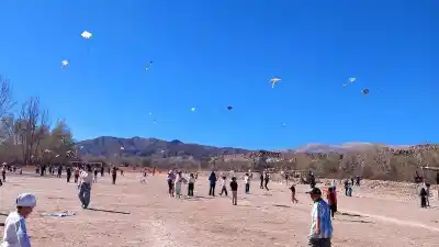 Humahuaca: armaron 300 barriletes en el aula y el cielo se llenó de colores