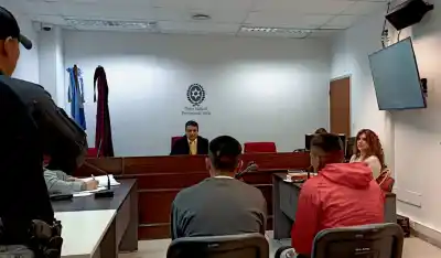 Le ofrecieron algo para tomar, se negó y terminó apuñalado: un adolescente fue declarado culpable