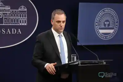 Adorni estalla en conferencia: “Mi dinero lo gasto en lo que quiero” tras cuestionamientos por patrimonio y viaje