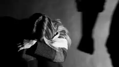Le destruyó el celular a su pareja y la atacó: lo que encontró la policía cuando ella escapó