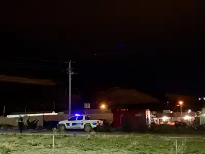 Caminaba de noche por el Roque González: lo que la oscuridad impide saber