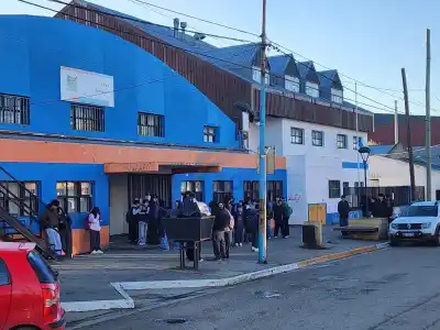 Prometieron que volvían a clases, pero el frío y algo que faltaba en las aulas lo impidió