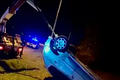 Salió con el auto de sus padres sin avisar y terminó volcado en Concordia