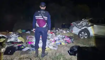 Un choque destapó lo que llevaba escondido un auto en Piquete Cabado