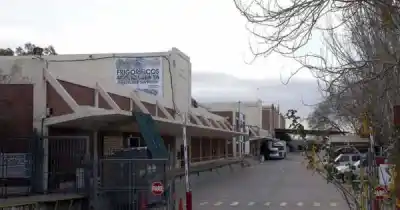 Colocaban membrana en el techo del frigorífico Aconcagua y terminaron con los bomberos adentro