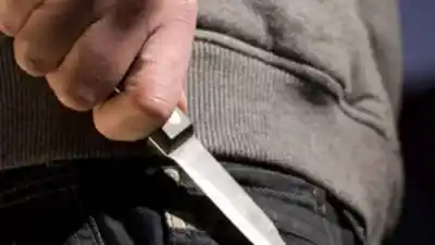 Lo acuchillaron en la espalda en una plaza de la zona sur y tomó una decisión que complica a la policía