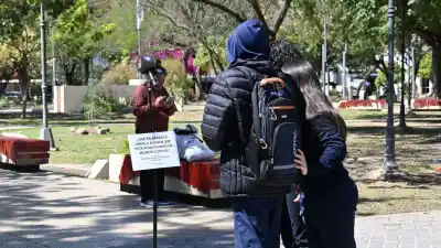 El cartel que frenó a los santiagueños en plaza Libertad y las respuestas que nadie esperaba