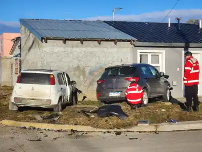 Chocaron en una esquina de Chacra 4 y el remate fue aún peor: terminaron contra una casa