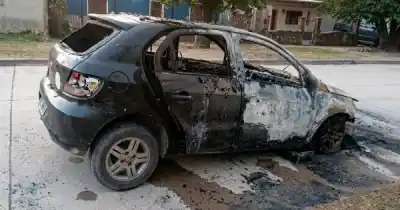 Frenó en plena avenida, abrió el capó y su auto se convirtió en una bola de fuego