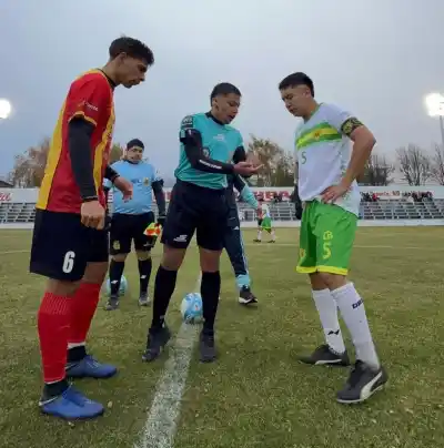 Con uno menos y todo en contra, Arco Iris dio el golpe y jugará la final