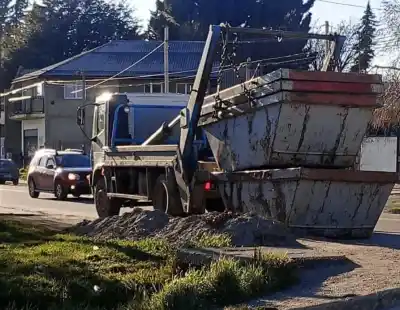 Tiran basura de madrugada en los barrios: la delegación que salió a cazarlos