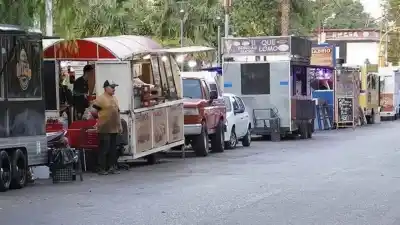 Trabajaba en su puesto de panchos cuando escuchó los gritos de su hijo: lo que encontró adentro