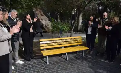 Un banco amarillo apareció en una plaza de Trelew y su significado conmueve a todos