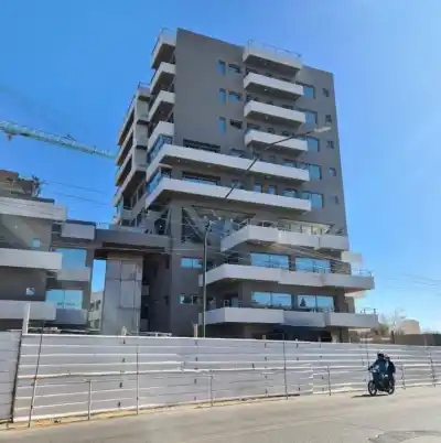 Pagaron dos departamentos en un complejo de lujo y la constructora ahora no se los entrega