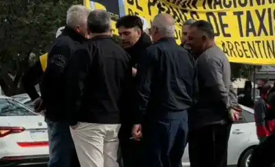 La protesta de taxistas se salió de control: rodearon a un joven que hizo algo inesperado
