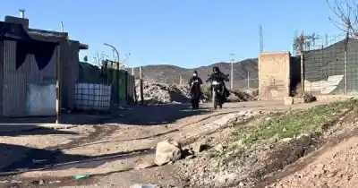 Robaban en paradas de colectivo y terminaron cercados: la policía busca a dos cómplices