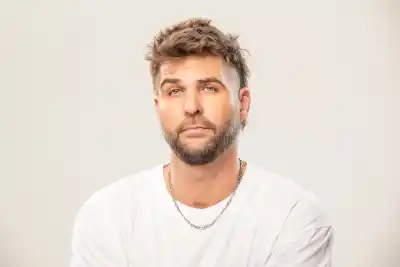 Juampi González llega a Rosario con un show que incomoda: "Oveja Negra"