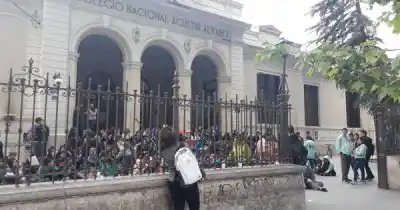 El gesto que muchos alumnos hacen para no escuchar al profe y casi nadie nota